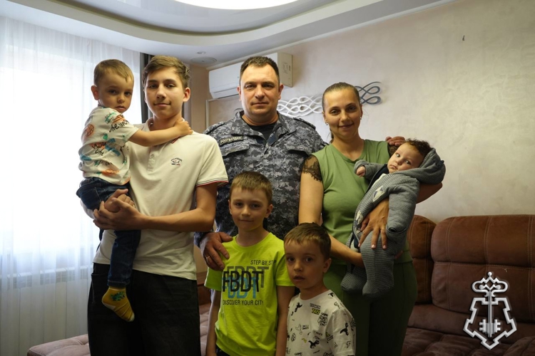 В Международный день семьи сотрудник подмосковного главка Росгвардии стал героем ведомственной акции «Знай наших» 