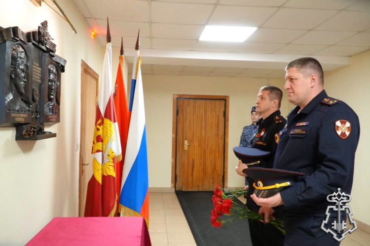 В Реутове почтили память сотрудников вневедомственной охраны, погибших 26 лет назад при исполнении служебного долга (видео)