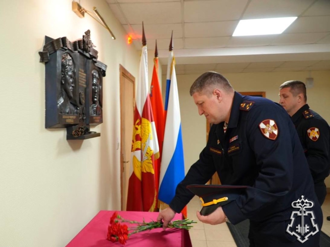 В Реутове почтили память сотрудников вневедомственной охраны, погибших 26 лет назад при исполнении служебного долга (видео)