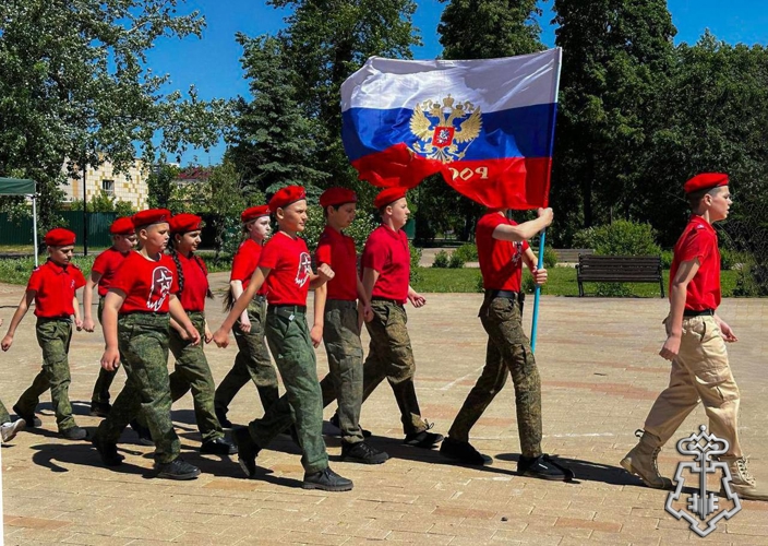 Сотрудники вневедомственной охраны подмосковной Росгвардии провели смотр строя и песни среди юнармейских отрядов региона