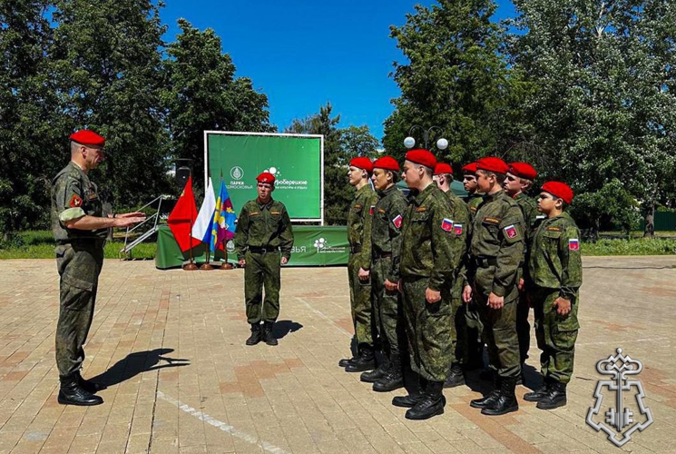 Сотрудники вневедомственной охраны подмосковной Росгвардии провели смотр строя и песни среди юнармейских отрядов региона