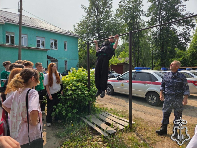 Сотрудники Дмитровского отдела вневедомственной охраны Росгвардии по Московской области провели урок мужества в рамках акции "Каникулы с Росгвардией"