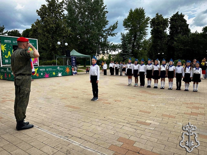 Росгвардейцы провели смотр строя и песни среди юнармейских отрядов в Подмосковье