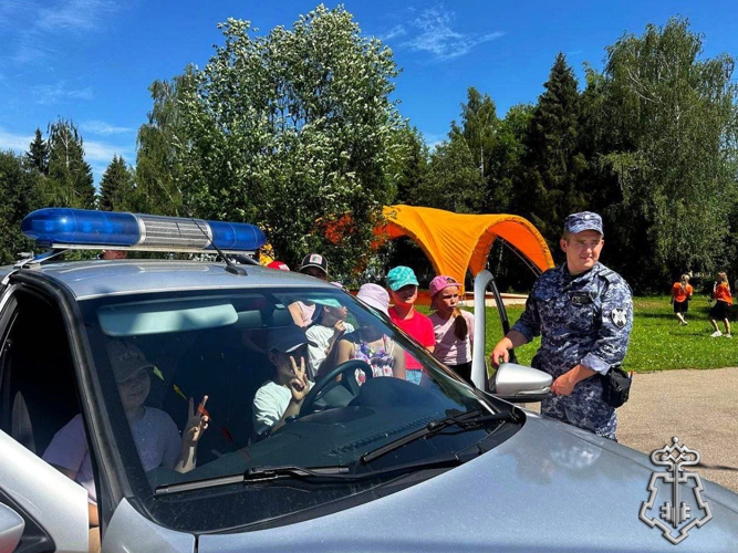 Росгвардейцы продолжают акцию «Каникулы с Росгвардией» в Подмосковье
