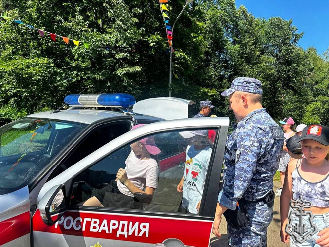 Росгвардейцы продолжают акцию «Каникулы с Росгвардией» в Подмосковье