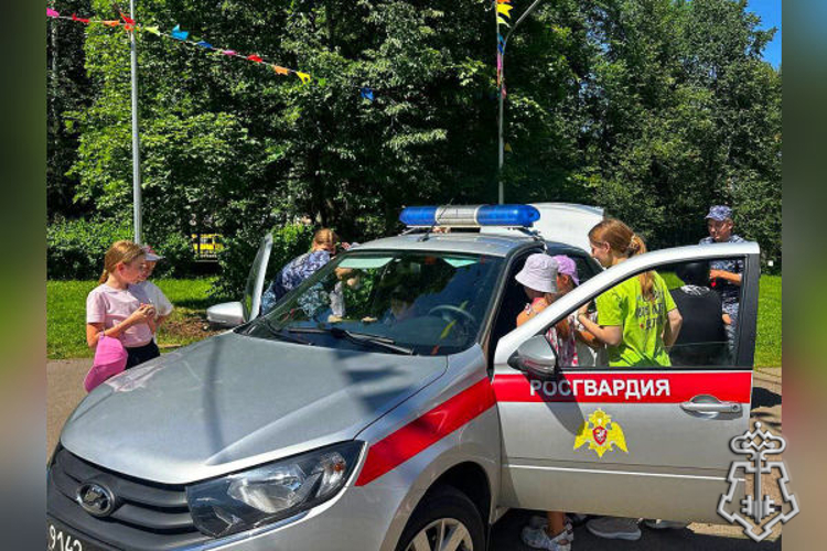 Росгвардейцы продолжают акцию «Каникулы с Росгвардией» в Подмосковье
