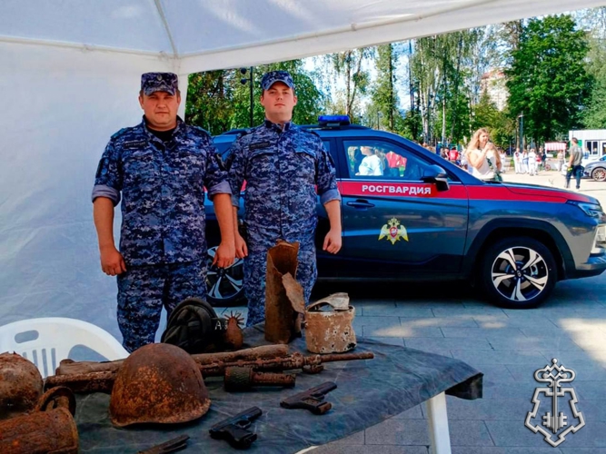 В Подмосковье росгвардейцы провели выставку для жителей региона