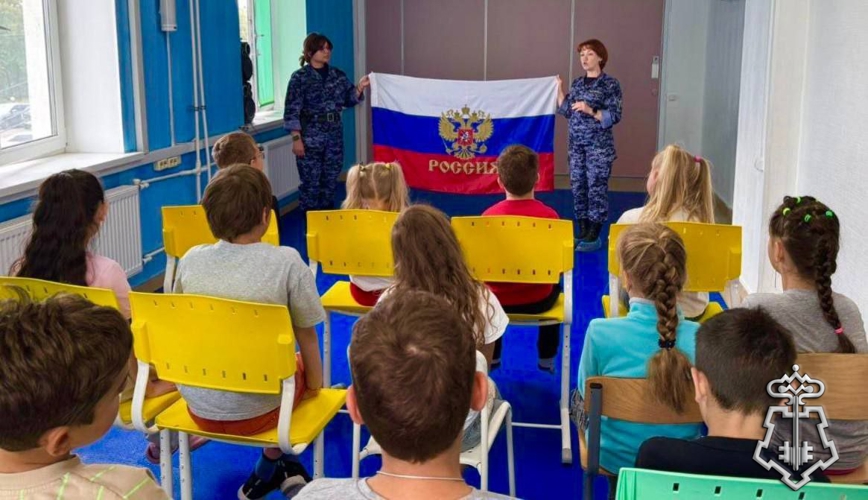 В Подмосковье сотрудники Росгвардии организовали мероприятие, посвященное Дню государственного флага Российской Федерации