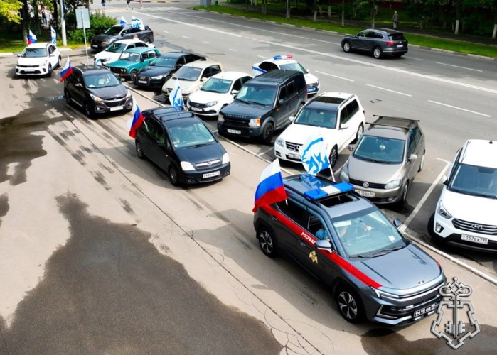 В День Государственного флага Российской Федерации сотрудники подмосковного главка Росгвардии приняли участие в масштабном автопробеге