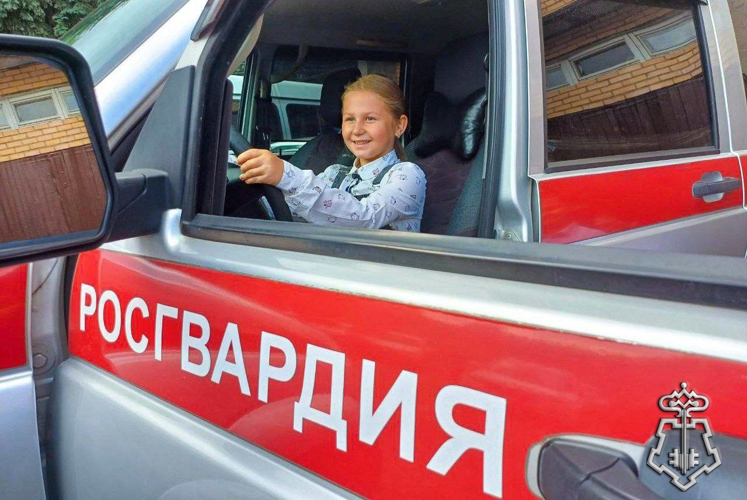 В Подмосковье росгвардейцы поздравили будущих школьников с началом учебного года