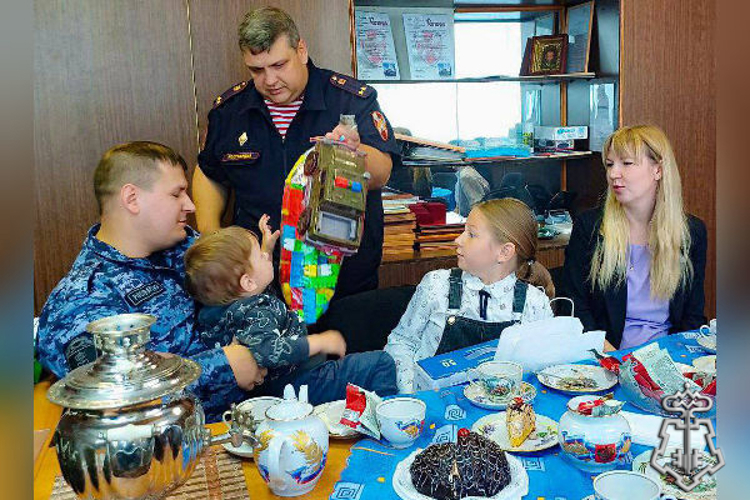 В Подмосковье росгвардейцы поздравили будущих школьников с началом учебного года