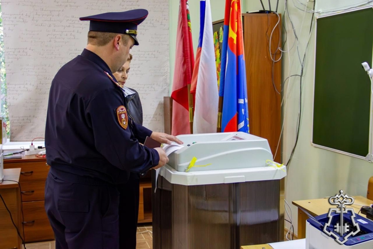 Росгвардейцы участвуют в Едином дне голосования в Подмосковье