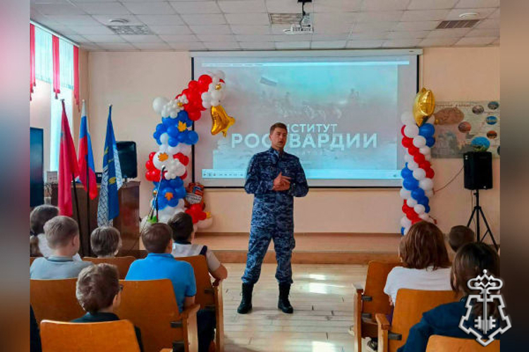 Росгвардейцы провели урок мужества со школьниками в Подмосковье