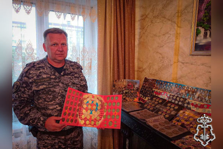 В День коллекционера героем рубрики «Знай наших» стал сотрудник Коломенского отдела вневедомственной охраны подмосковного главка Росгвардии, прапорщик полиции Олег В. 