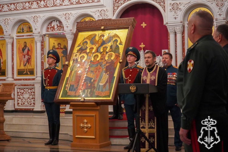 Сотрудники подмосковного главка Росгвардии приняли участие в обеспечении правопорядка при передаче священной иконы в Главный храм Росгвардии