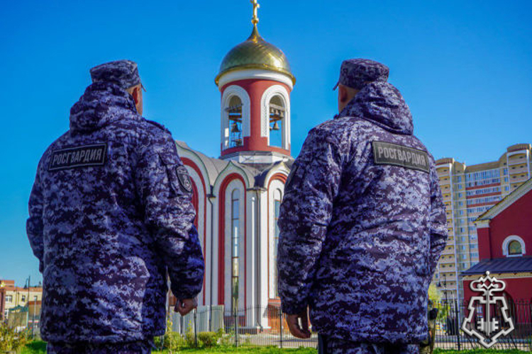 Сотрудники подмосковного главка Росгвардии приняли участие в обеспечении правопорядка при передаче священной иконы в Главный храм Росгвардии