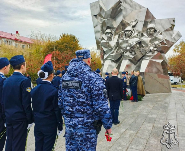 В Подмосковье росгвардейцы и кадеты почтили память подвигов подольских курсантов