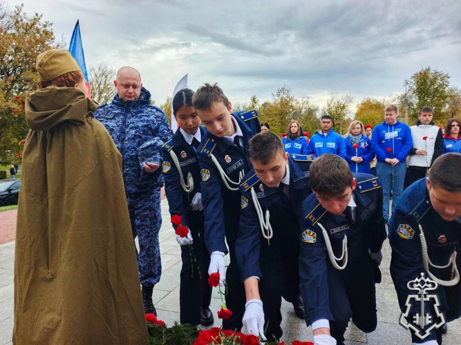 В Подмосковье росгвардейцы и кадеты почтили память подвигов подольских курсантов