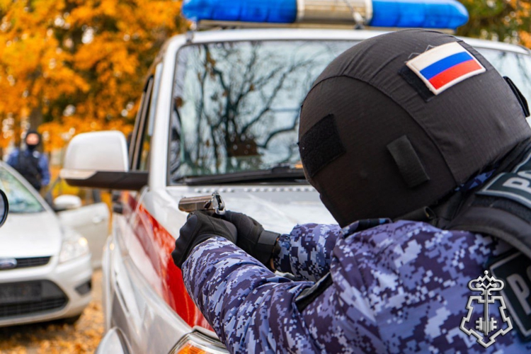 Сотрудники вневедомственной охраны Росгвардии провели тактико-специальные учения по задержанию преступников в Подмосковье