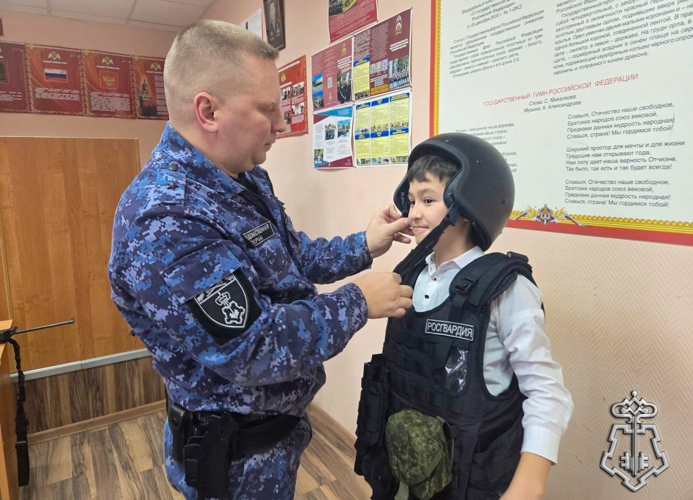 Росгвардейцы провели урок мужества для школьников в Подмосковье