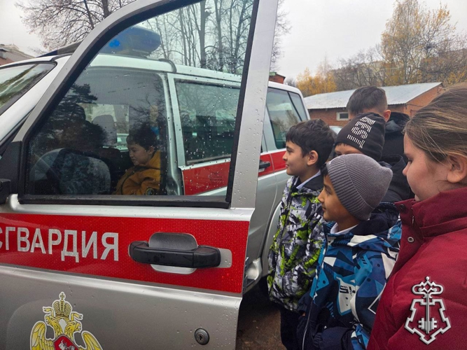 Росгвардейцы провели урок мужества для школьников в Подмосковье