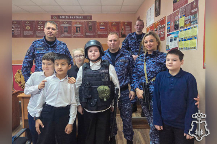 Росгвардейцы провели урок мужества для школьников в Подмосковье