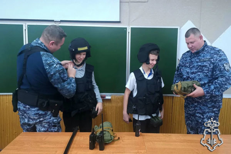 Росгвардейцы познакомили школьников Подмосковья с профессией защитника правопорядка