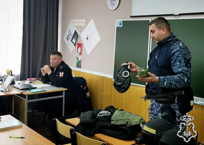 Росгвардейцы познакомили школьников Подмосковья с профессией защитника правопорядка
