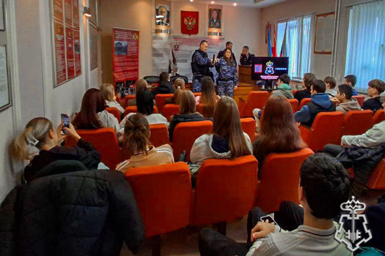 Росгвардейцы провели День открытых дверей для студентов колледжа в Одинцово