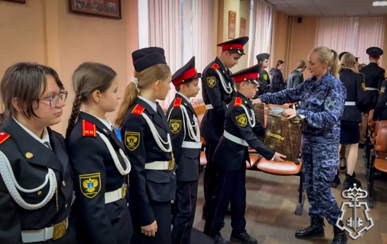 Росгвардейцы организовали День открытых дверей для кадетов в Подмосковье