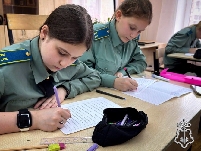 Кадеты Раменского «Гвардейского класса» отправили письма участникам специальной военной операции в рамках акции «Письмо на передовую: Дорогой солдат!» 