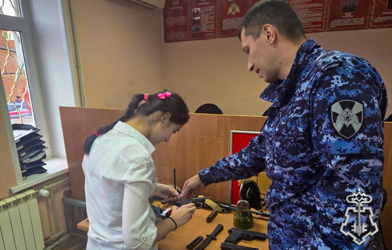 Росгвардейцы провели урок мужества для учеников