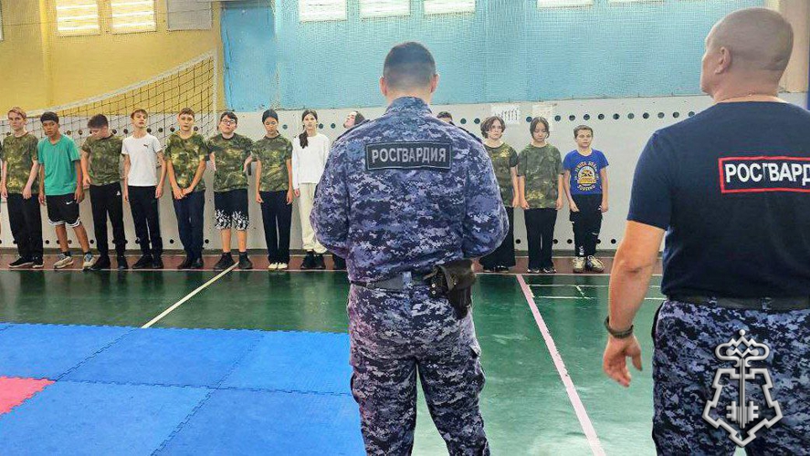 Росгвардейцы провели урок самообороны для школьников в Подмосковье