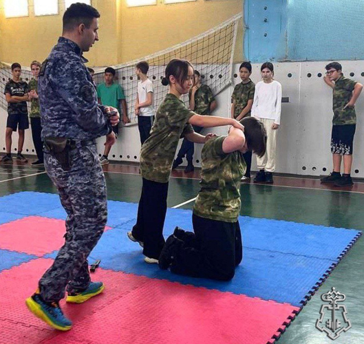 Росгвардейцы провели урок самообороны для школьников в Подмосковье