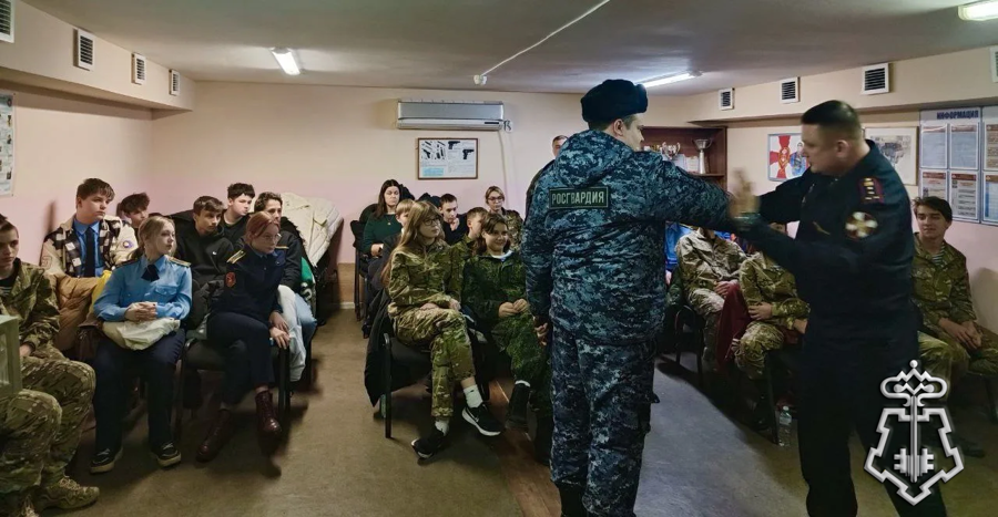 Росгвардейцы организовали День открытых дверей для школьников Подмосковья