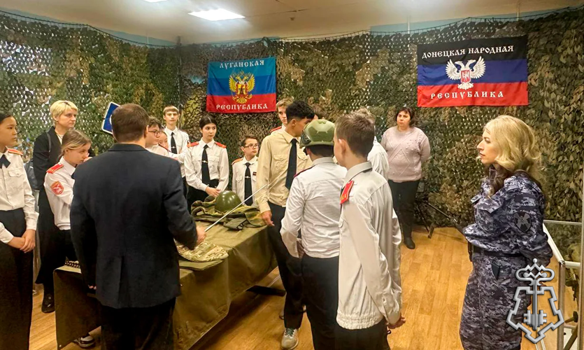 В Подмосковье росгвардейцы организовали экскурсию в музей для кадетов подшефного класса (Видео)