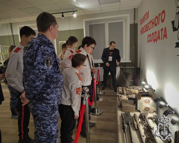 В Подмосковье росгвардейцы организовали экскурсию в музей для кадетов подшефного класса (Видео)