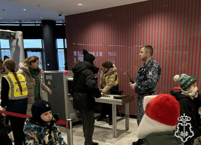 Сотрудники подмосковного главка Росгвардии обеспечили правопорядок во время проведения новогоднего шоу