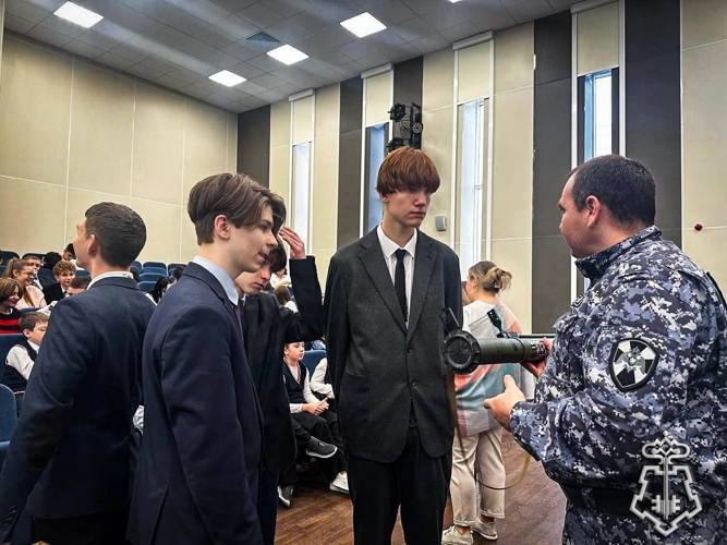 Росгвардейцы провели урок мужества, посвящённый Дню неизвестного солдата