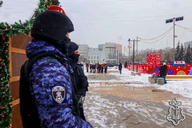 Порядка 1000 росгвардейцев совместно с представителями других силовых ведомств обеспечили общественную безопасность в период празднования Нового года в Подмосковье