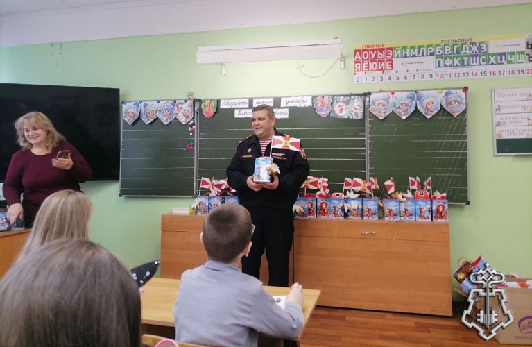 Росгвардейцы поздравили школьников с Новым годом и Рождеством в Подмосковье