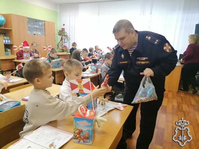 Росгвардейцы поздравили школьников с Новым годом и Рождеством в Подмосковье