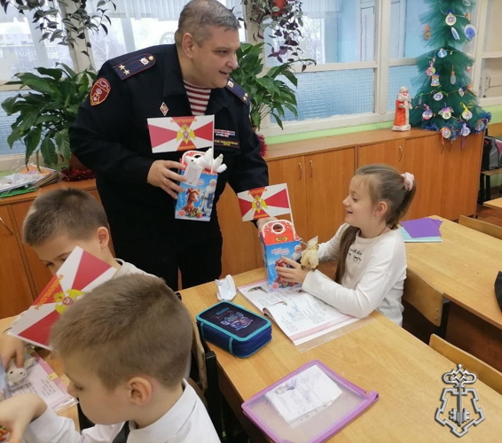 Росгвардейцы поздравили школьников с Новым годом и Рождеством в Подмосковье