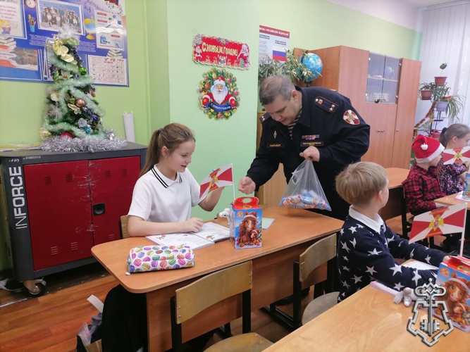 Росгвардейцы поздравили школьников с Новым годом и Рождеством в Подмосковье