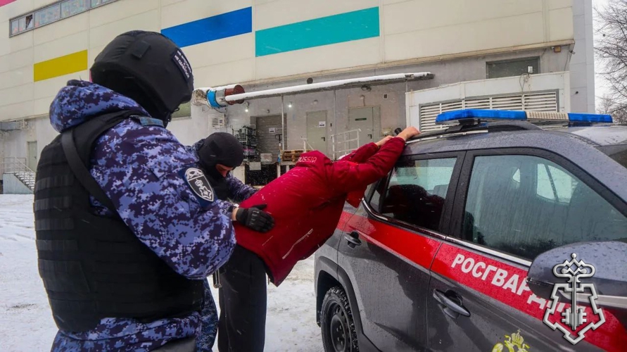 Сотрудники подмосковного главка Росгвардии провели учения по отработке действий при автоугоне и защите автовладельцев от агрессивных граждан (видео)