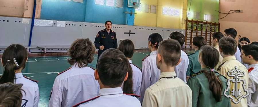 Офицер подмосковного главка Росгвардии провел занятия по строевой подготовке с кадетами подшефного класса 