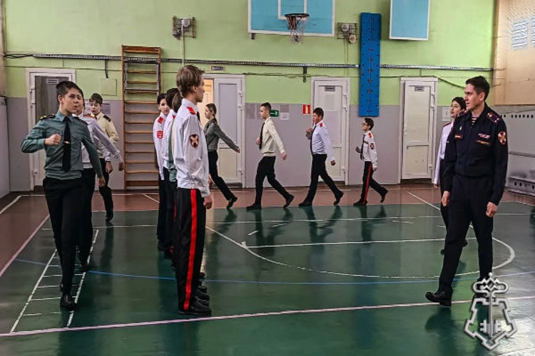Офицер подмосковного главка Росгвардии провел занятия по строевой подготовке с кадетами подшефного класса 