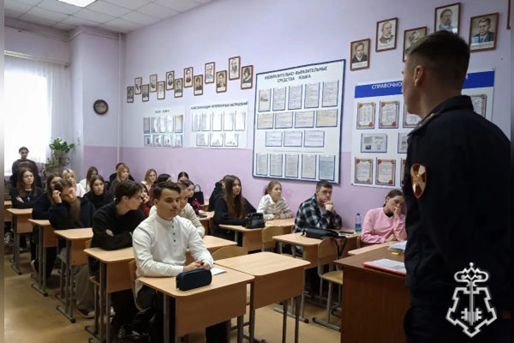 Росгвардейцы провели урок мужества для студентов в Подмосковье