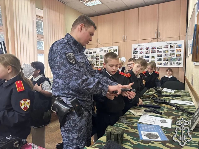 Сотрудники Росгвардии провели для кадет день открытых дверей в Подмосковье (видео)