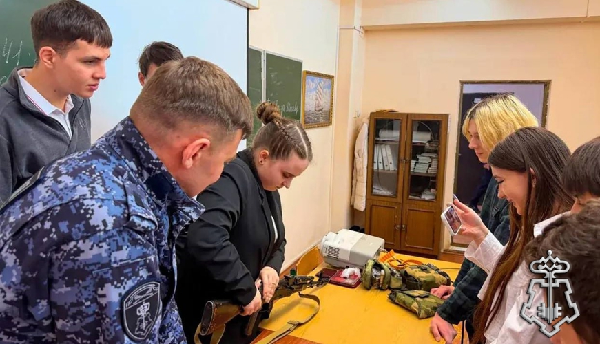 Сотрудник Росгвардии провел урок мужества для студентов в Подмосковье